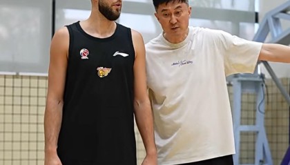 世界杯高清直播平台-宏远官方晒训练动态！杜锋表情严肃，麦考尔归队，胡明轩三分很准