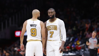 世界杯直播下载-德里克·怀特：杰伦·布朗吃的第一个T没得说 但第二个T太扯了